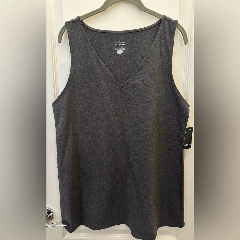 🩶Torrid Gray Foxy V-Neck Tank Top - Picture 4 of 14